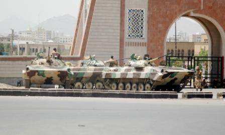 دبابات متمركزة أمام بوابة جامعة صنعاء أمس الأول الخميس